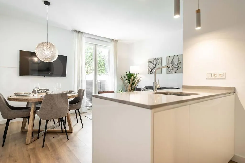 Calm Apartment With Private Patio By Rems Malaga