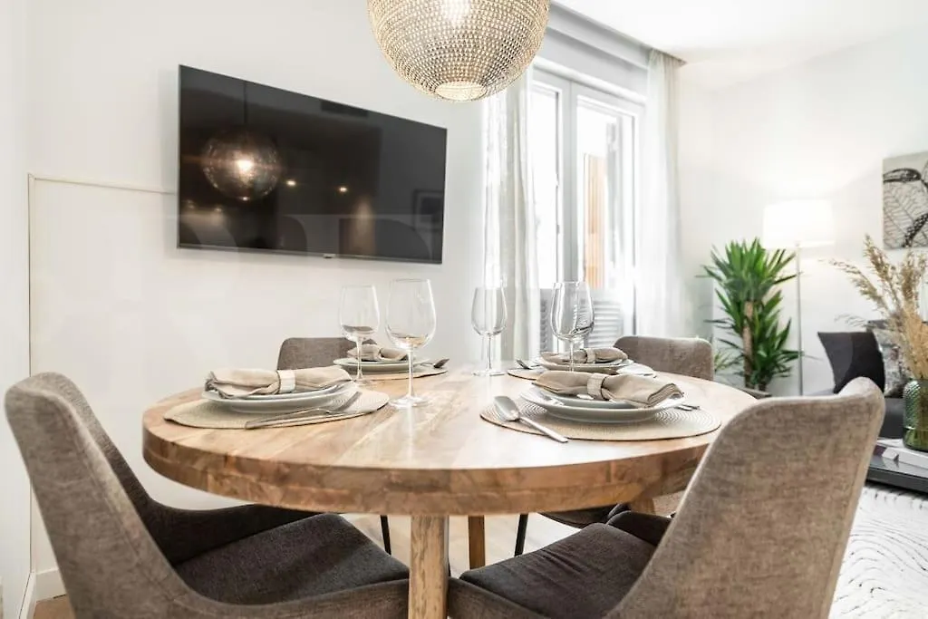 Calm Apartment With Private Patio By Rems Malaga