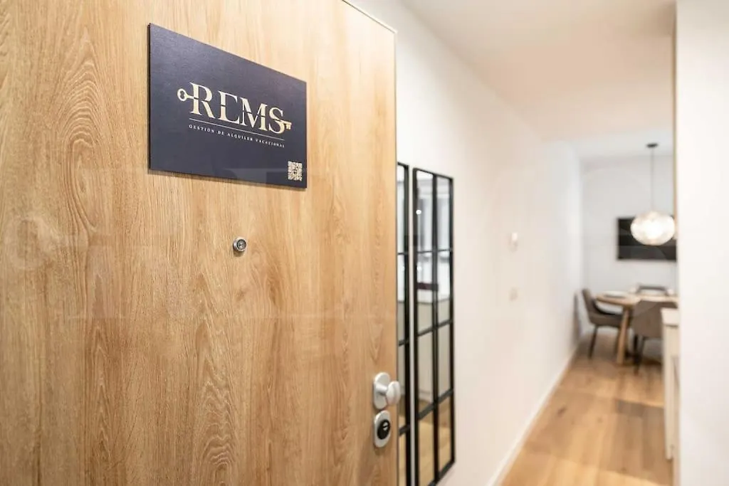 Calm Apartment With Private Patio By Rems Malaga