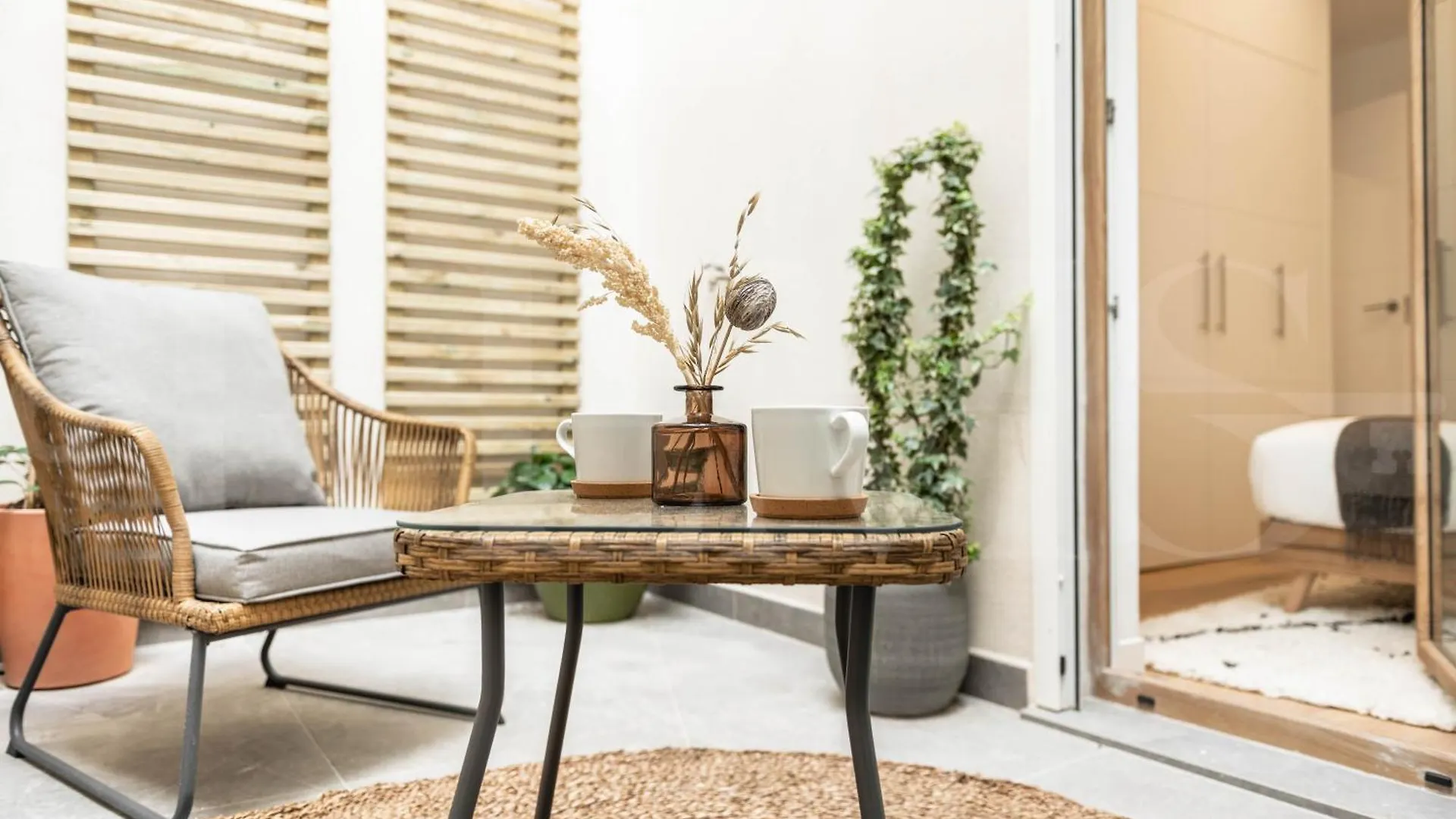 Calm Apartment With Private Patio By Rems Malaga